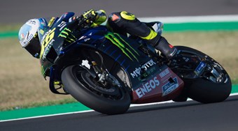 Valentino Rossi passa de duas rodas para quatro em 2022