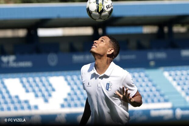Vizela contrata médio que pertence ao Manchester City