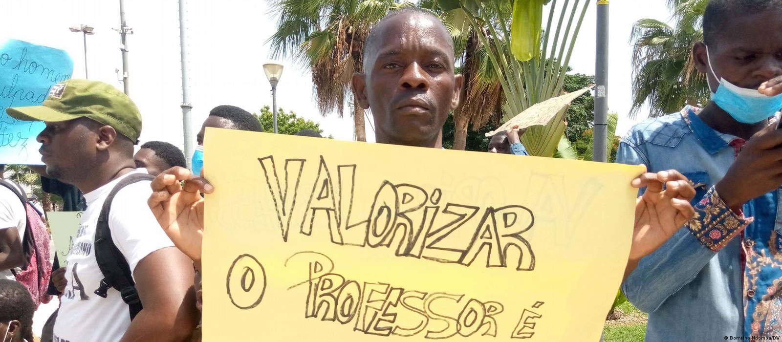 Estudantes universitários marcham pelo retorno às aulas