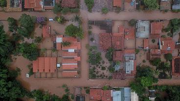 Cheias "roubam" casa a 30 mil pessoas no Brasil