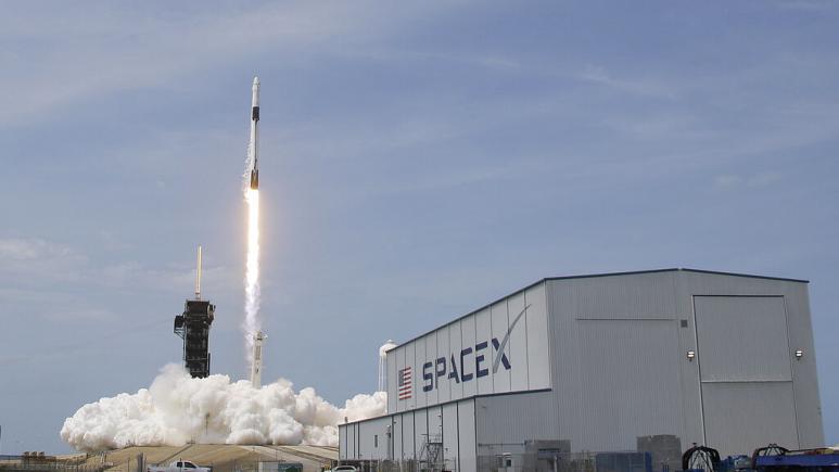 SpaceX lança 49 satélites ao espaço