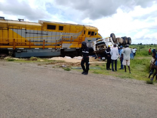 Descarrilamento de 2 locomotivas com carvão mineral em Malema