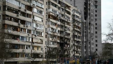 Tropas russas aproximam-se da capital da Ucrânia