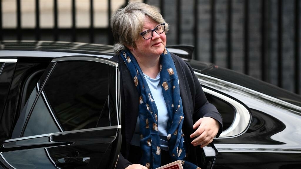 Therese Coffey: “Estamos a preparar o próximo voo para o Ruanda”