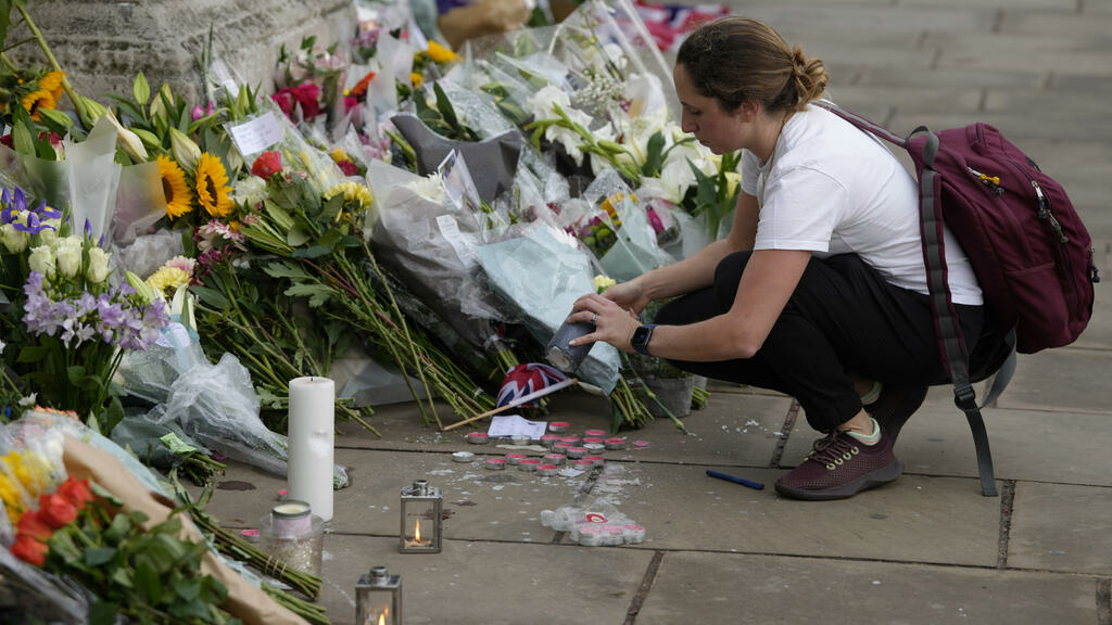 Choque, emoção e respeito às portas do Palácio de Buckingham
