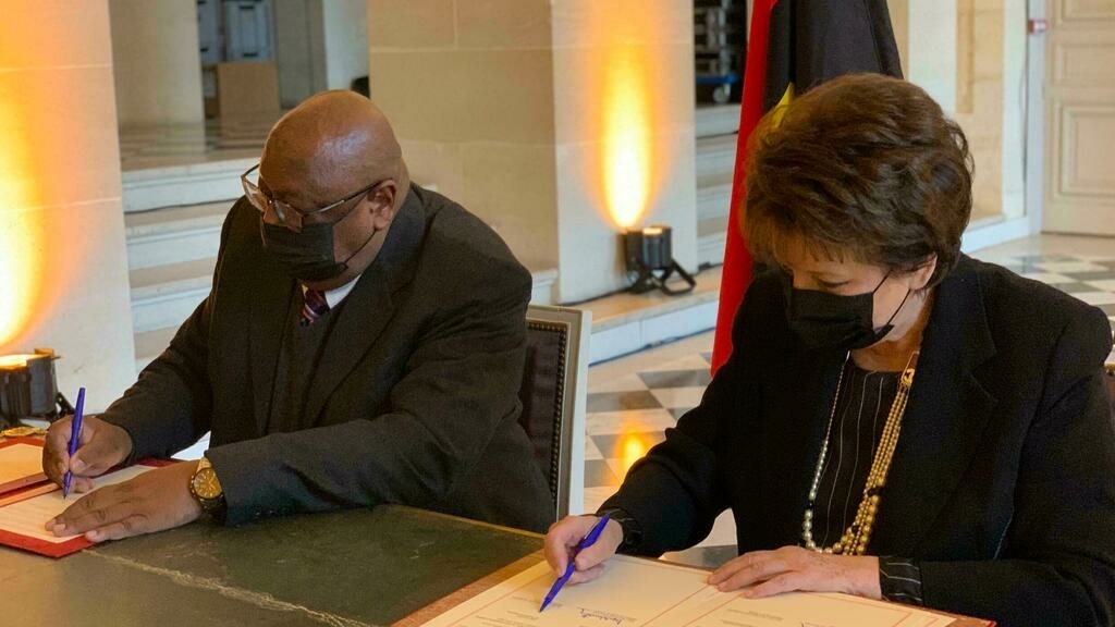 Angola doa a França duas esculturas que pertenciam ao Palácio de Versalhes