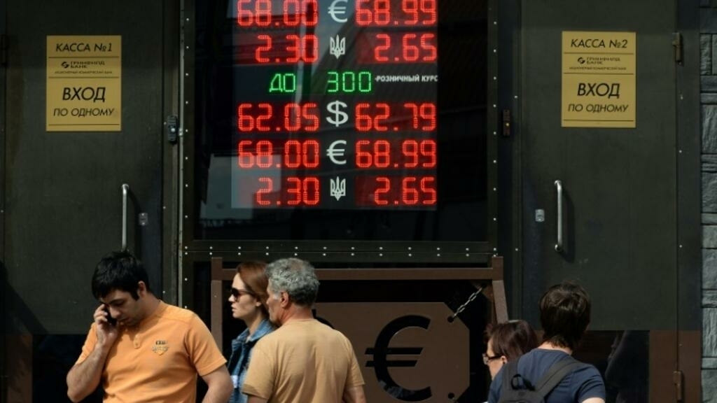 Rublo russo caiu quase 30% em relação ao dólar