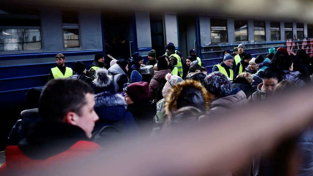 Ucrânia e Rússia vão criar corredores humanitários