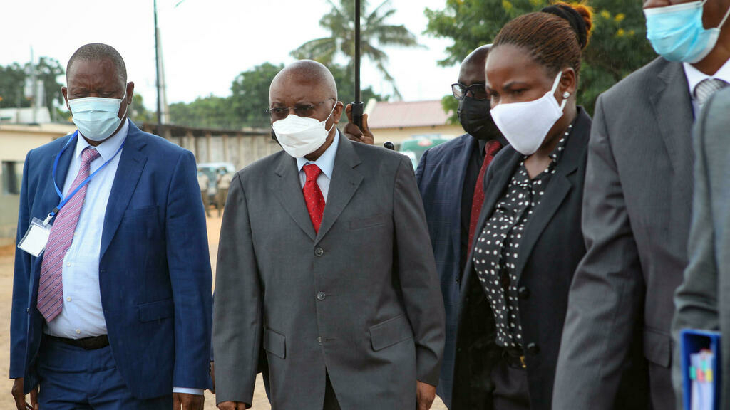 Guebuza aponta o dedo ao presidente Nyusi