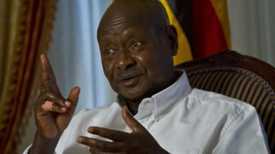 Uganda: presidente Museveni promulga lei contra a homossexualidade