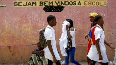 Estudantes acusam polícia de ter impedido marcha de protesto