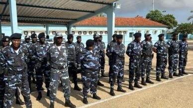 manifestante reage à repressão da marcha em solidariedade com activista preso