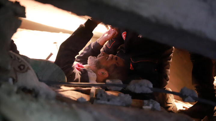 “Desastre do século”: socorristas extraem últimos sobreviventes dos escombros