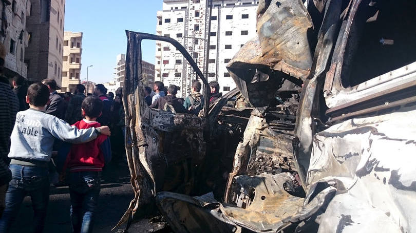 Atentado: dois suicidas do Estado Islâmico detonaram de forma consecutiva um carro-bomba e um cinto de explosivos na área