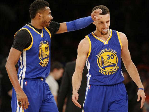 Enquanto franquia de Golden State manteve a excelente campanha, time de Los Angeles somou a décima derrota seguida na temporada regular