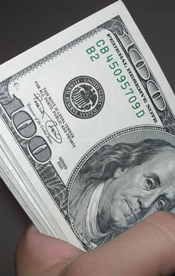 Dólares volta a subir nas ruas de Luanda