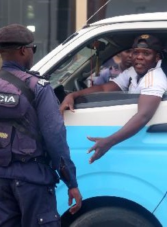 Taxistas ameaçam parar caso o preço do combustível suba