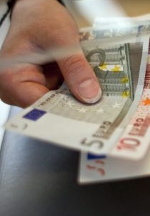 BNA mais do que duplica venda de euros, e assegura bens alimentares