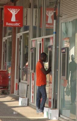 Bancos estão a cortar seguro de saúde a colaboradores «polígamos»