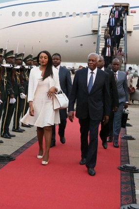 O Presidente da República, José Eduardo dos Santos, regressou, ao país, proveniente de Barcelona