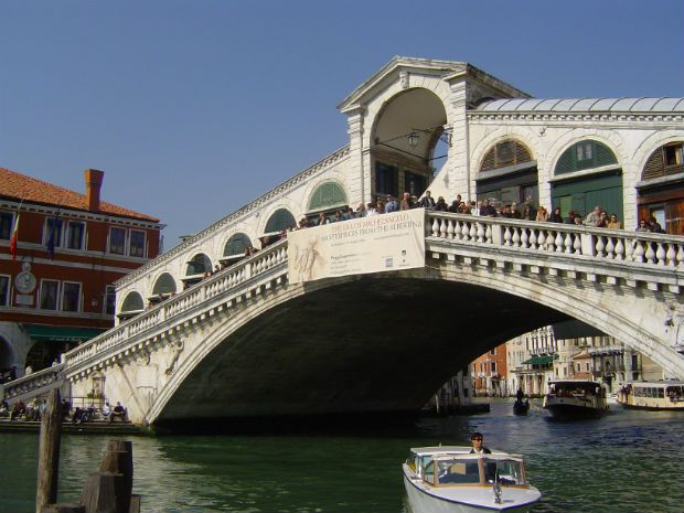 A polícia identificou os jovens e alega que eles estavam sob efeito de álcool