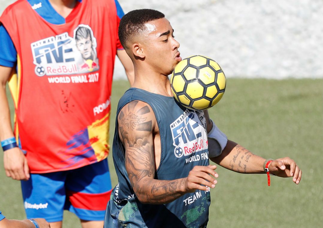 Atacante brasileiro esteve neste sábado em evento no Instituto Neymar Júnior, na Praia Grand