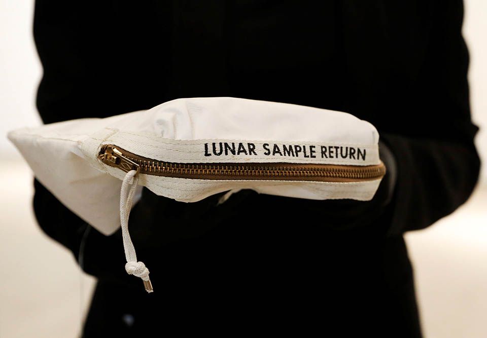 Comprador anônimo comprou item que contém amostra de pó lunar