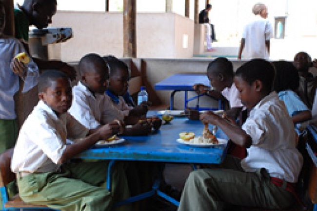 Além do almoço, a Frelimo, que se fez representar pelo Primeiro Secretário do partido a nível da Cidade de Maputo