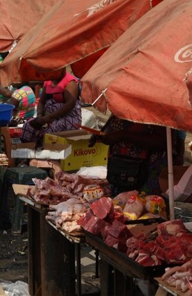 Esta não é a primeira vez que a Polícia Nacional é chamada aos mercados por suspeitas da presença de carne humana na comida. 