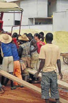 A produção dessas fábricas inclui 12 bens acabados, como ração animal, cogumelos, ovos, chapas de esferovite, mobiliário, placas de madeira,