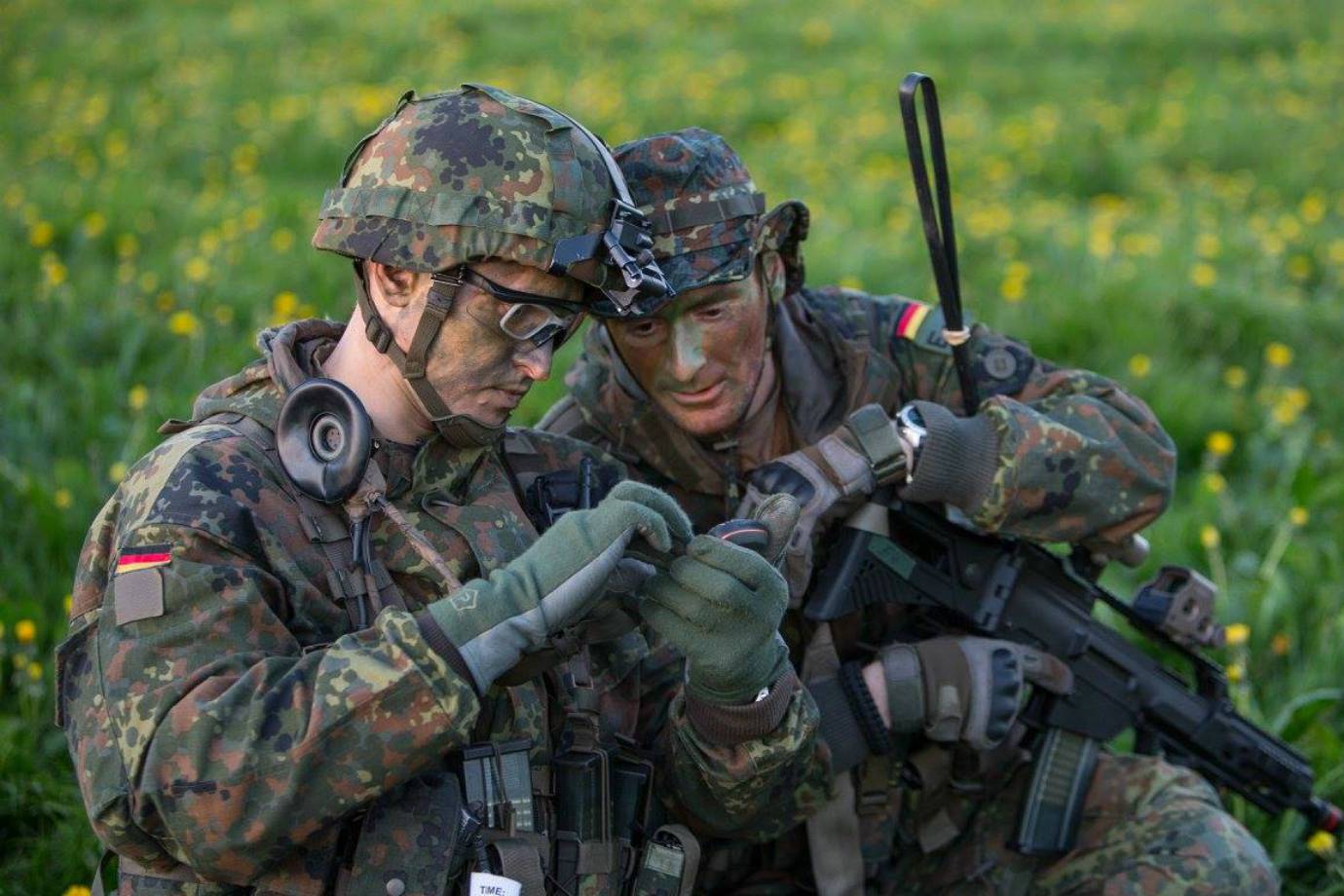 9º.    Alemanha
Efetivo (ativo e reserva)	596 mil
Orçamento	8,2 bilhões de dólares
Tanques	2.445
Aeronaves	1.018
Porta-aviões	0
Submarinos	12
Classificação em 2016	8º