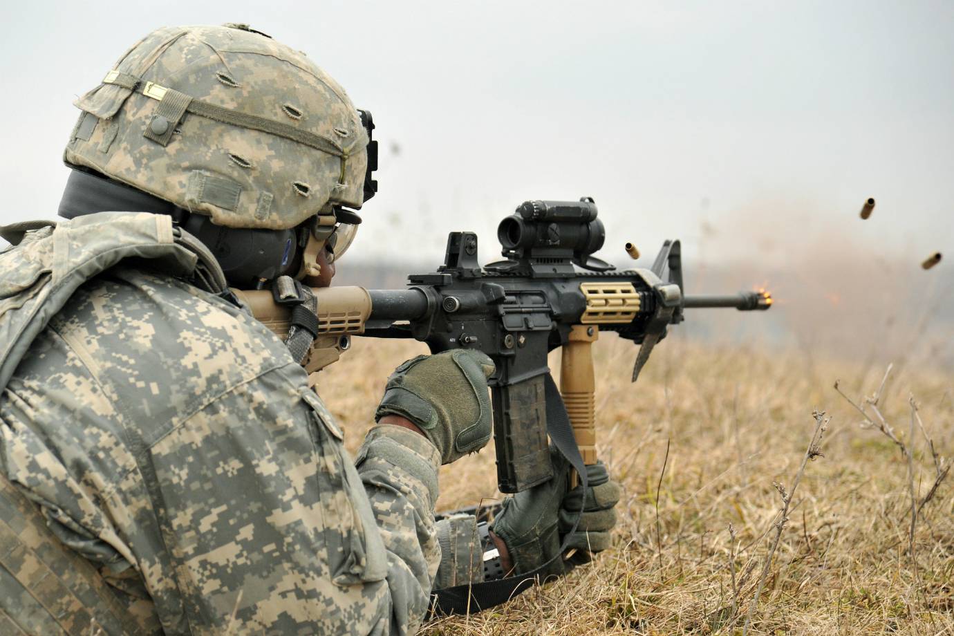 1º.    Estados Unidos
Efetivo (ativo e reserva)	2,5 milhões
Orçamento	587 bilhões de dólares
Tanques	5.884
Aeronaves	13.762
Porta-aviões	19
Submarinos	70
Classificação em 2016	1º