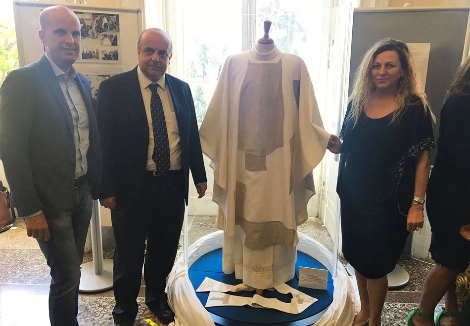 Casula, nome dado à vestimenta, conta ainda com interior rendado