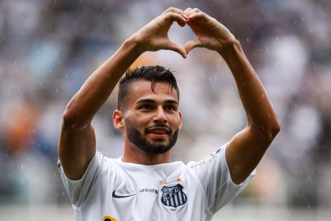 Meia do Santos interessa a PSG, Chelsea e Manchester United; negócio pode atingir os
