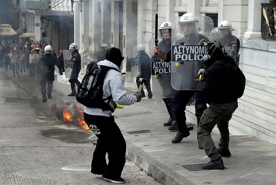 Manifestantes entraram em confronto com os policiais, que precisaram usar gás lacrimogêneo