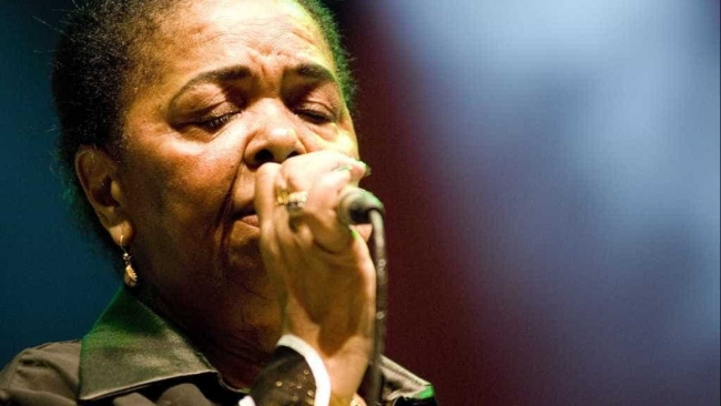 CESÁRIA ÉVORA HOMENAGEADA NO CARNAVAL MAIS EMBLEMÁTICO DE CABO VERDE