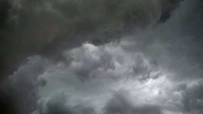 matando pelo menos 14 pessoas e destruindo várias casas.