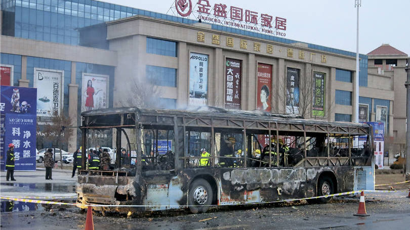 Ônibus queimado: o suspeito, identificado como Ma Yongping, foi detido em um edifício em obras com parte de sua roupa queimada