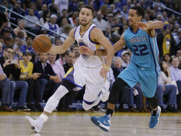 Com boas atuações de Curry e Thompson, além novo triplo-duplo de Green, franquia de Golden State não teve dificuldades para vencer por 111 a 101