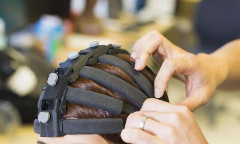 Os pesquisadores da Escola de Engenharia de Jacobs e Instituto de Computação Neural da Universidade da Califórnia San Diego detalharam suas descobertas em um artigo da Edição Especial sobre Tecnologias Wearable publicado recentemente no IEEE Transactions on Engenharia Biomédica.