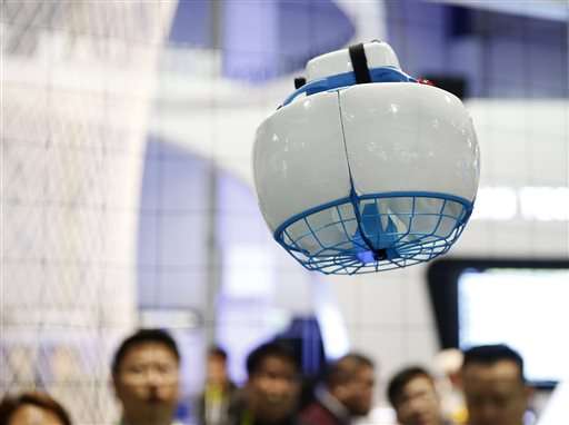 O zangão Fleye voa a Fleye estande durante a CES International, quinta-feira, 7 janeiro, 2016, em Las Vegas. A única hélice do zangão é fechado para a segurança.