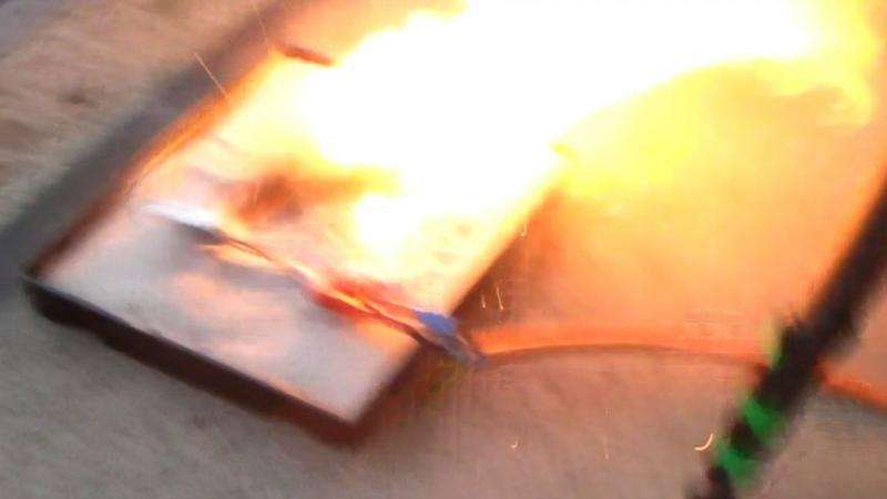 Violenta explosão depois que a bateria LiPo tem sido fortemente sobrecarregado por cerca de 15 minutos.