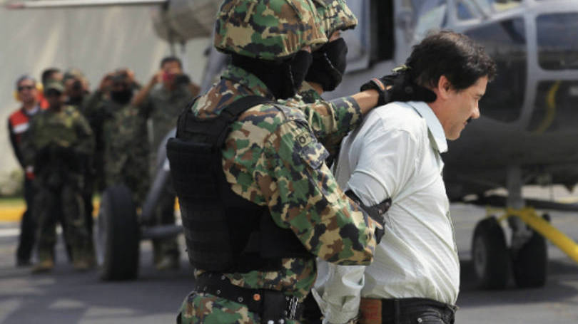 Joaquin "El Chapo" Guzman é escoltado por soldados na Cidade do México 