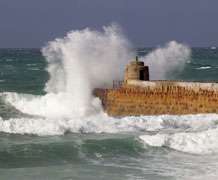As ondas, registradas em 6:00 em 30 de dezembro, superou a maior onda anterior na baía que foi visto no Dia dos Namorados de 2014 e 8.75m medido.