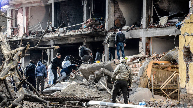 Atentados: quatro pessoas, incluindo um bebê, faleceram do desabamento de um edifício próximo ao carro-bomba