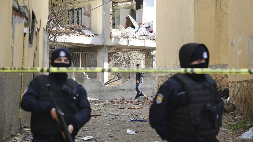 Explosões: um helicóptero transferiu os sete policiais feridos que estavam dentro do veículo ao hospital provincial de Sirnak, onde três deles morreram 