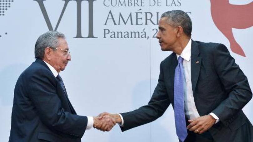 O presidente cubano Raúl Castro (E) e o presidente americano Barack Obama: remodelações anunciadas hoje "facilitarão ainda mais" as viagens a Cuba