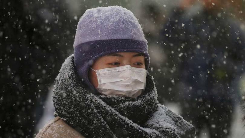 Mulher enfrenta tempestade em rua de Washington, nos EUA: a capital federal, Washington, já tinha quase 60 centímetros de neve no chão