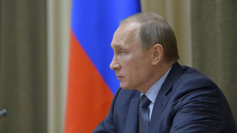 Vladimir Putin: "Só não é mais que um novo exemplo típico do jornalismo irresponsável porque inclui comentários oficiais do Tesouro dos EUA"