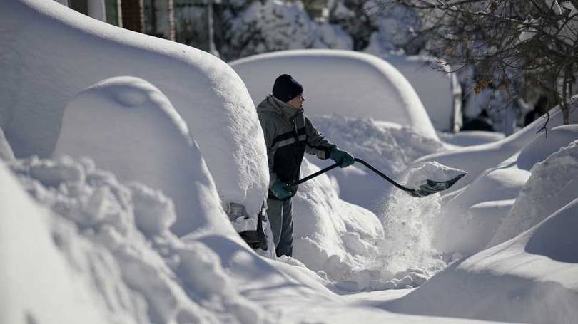 Moradores retiram neve das ruas em Washington: a capital dos EUA ainda estava paralisada, com vários órgãos do governo permanecendo fechados